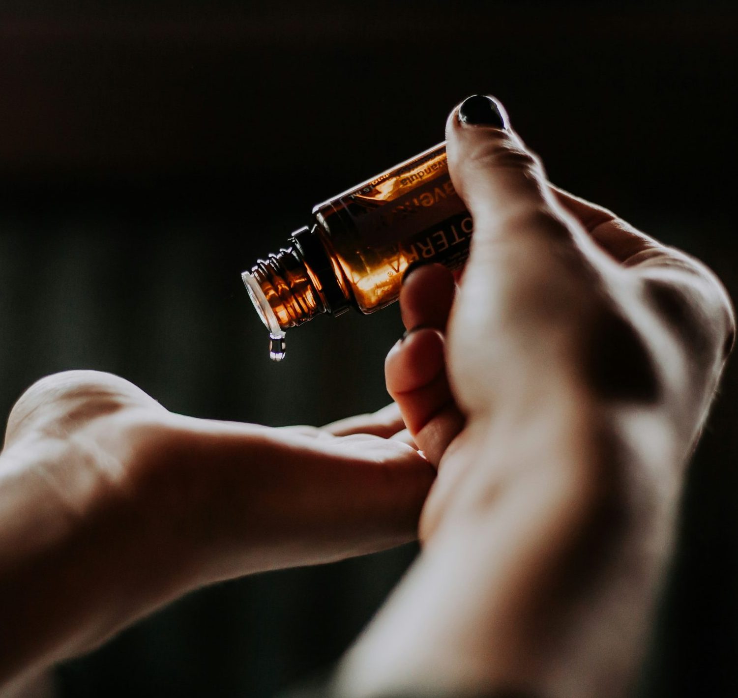 Image représentant le versement d'huile essententielle dans le creux d'une main